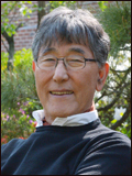 이시형(의사/교수/힐리언스선마을촌장/한국자연의학종합연구원원장/세로토닌문화원이사장)
월요일부터 갑갑하다. 아니 월요일이라서 막막하다. 사람들의 분주한 발걸음, 눈코 뜰새 없이 바쁜 직장일, 마치 주말이 오지 않을 것 같은 요원함까지. 이 모든 것이 익숙해져버린 평범한 4월의 어느 날, 서초동 세라토닌문화원에서 이시형 박사를 만났다.