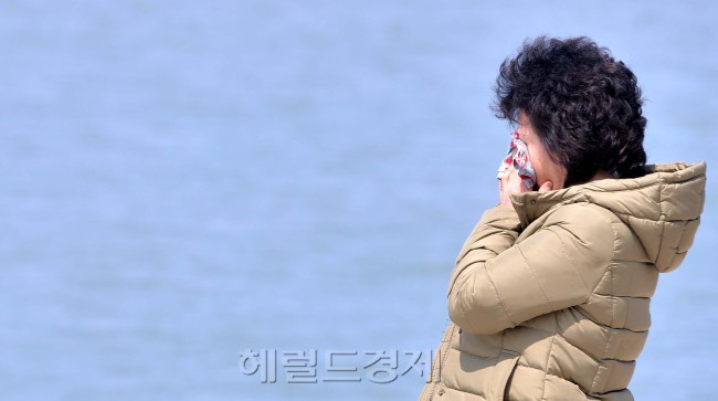 세월호 침몰사건이 일어난지 엿새째인 21일 오후 전남 진도군 팽목항에서 실종자가족이 세월호 침몰지역을 보며 기도를 하고 있다.