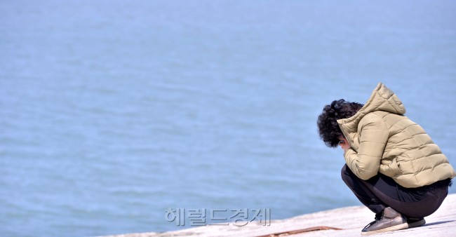세월호 침몰사건이 일어난지 엿새째인 21일 오후 전남 진도군 팽목항에서 실종자가족이 세월호 침몰지역을 보며 기도를 하고 있다.