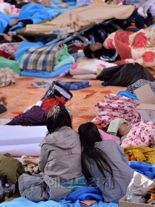 세월호가 침몰한지 엿새째인 21일 오전 실종자가족들이 전남 진도군 진도실내체육관에 마련된 임시거처에서 생존자 구조를 기다리며 상념에 잠겨있다.