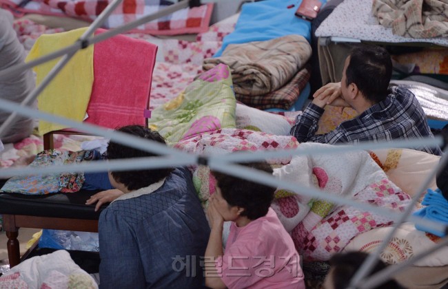 세월호가 침몰한지 엿새째인 21일 오전 실종자가족들이 전남 진도군 진도실내체육관에 마련된 임시거처에서 생존자 구조를 기다리며 상념에 잠겨있다.
