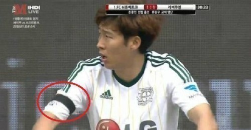 손흥민(축구선수/TSV바이엘04레버쿠젠포워드)
손흥민(22·레버쿠젠)이 세월호 침몰 사고 희생자를 추모하기 위해 검은완장을 차고 독일 분데스리가 경기에 나서 2경기 연속 도움을 올렸다.
사진=방송캡처