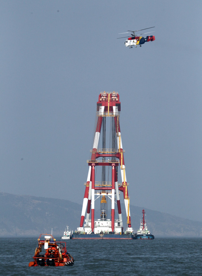 A rescue operation is underway at the site of the Sewol’s sinking in waters off the southwestern island of Jindo on Monday.   Yonhap