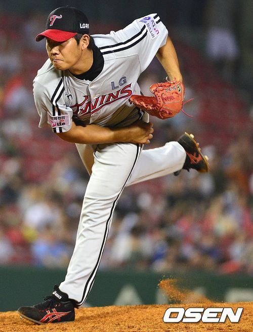 정찬헌(야구선수/LG트윈스투수)
한국야구위원회(KBO)가 몸에 맞는 볼을 던져 시즌 1호 퇴장의 불명예를 안은 LG 트윈스 투수 정찬헌에게 벌금 200만원과 5경기 출전정지 제재를 부과했다
[사진=OSEN]