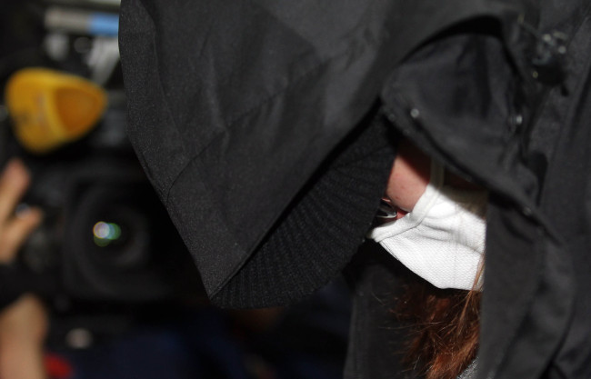 세월호 침몰 사고 관련 허위 인터뷰로 경찰에 자진출두한 홍가혜 씨가 21일 전남 무안 전남지방경찰청 지능범죄수사대에서 고개를 숙인 채 취재진의 질문을 받고 있다. (연합)