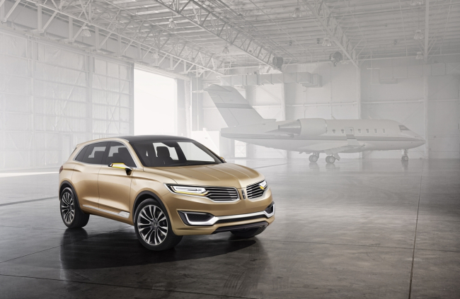 포드는 지난 20일(현지시각), 중국 베이징에서 개최된 ‘2014 베이징 모터쇼(Auto China 2014)’에서 링컨의 ‘MKX 콘셉트카’를 세계 최초로 공개했다고 21일 밝혔다.
이번 베이징 모터쇼에서 공개된 MKX 콘셉트는 미국 시장에서 발표를 고수하던 기존의 방식을 벗어나 급성장을 거듭하고 있는 중국 및 아시아 스포츠 유틸리티 차량(SUV) 시장 공략을 위해 새롭게 중국에서 시도됐다.