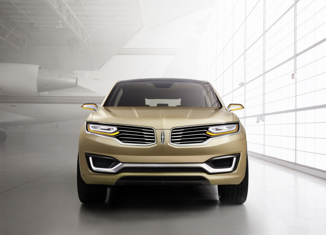 포드는 지난 20일(현지시각), 중국 베이징에서 개최된 ‘2014 베이징 모터쇼(Auto China 2014)’에서 링컨의 ‘MKX 콘셉트카’를 세계 최초로 공개했다고 21일 밝혔다.
이번 베이징 모터쇼에서 공개된 MKX 콘셉트는 미국 시장에서 발표를 고수하던 기존의 방식을 벗어나 급성장을 거듭하고 있는 중국 및 아시아 스포츠 유틸리티 차량(SUV) 시장 공략을 위해 새롭게 중국에서 시도됐다.