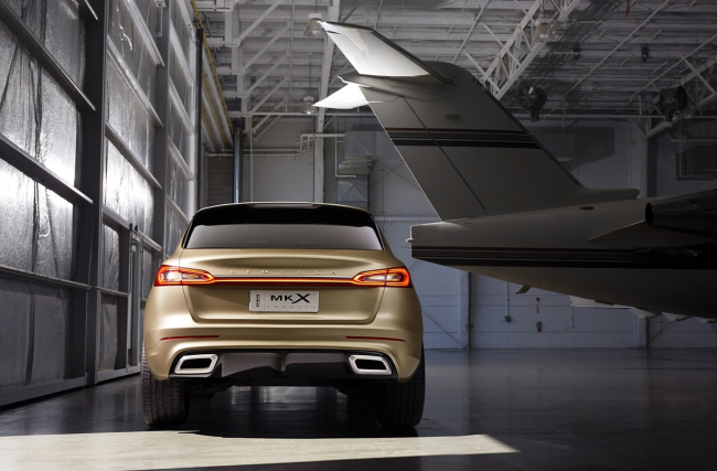 포드는 지난 20일(현지시각), 중국 베이징에서 개최된 ‘2014 베이징 모터쇼(Auto China 2014)’에서 링컨의 ‘MKX 콘셉트카’를 세계 최초로 공개했다고 21일 밝혔다.
이번 베이징 모터쇼에서 공개된 MKX 콘셉트는 미국 시장에서 발표를 고수하던 기존의 방식을 벗어나 급성장을 거듭하고 있는 중국 및 아시아 스포츠 유틸리티 차량(SUV) 시장 공략을 위해 새롭게 중국에서 시도됐다.