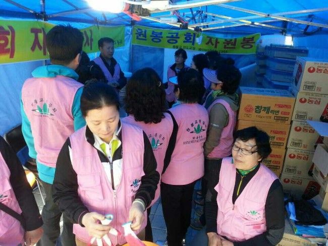 원불교는 세월호 침몰 참사로 최대 경절인 오는 28일 대각개교절 기념식을 축소하고 부대 행사를 무한 연기하기로 했다.
원불교 측은 “예년의 축제 분위기 속에서 진행됐던 대각개교절 기념식과 부대 행사를 부지불식간에 당한 사고에 대한 기도와 추모의 형태로 진행하기로 했다”고 21일 밝혔다