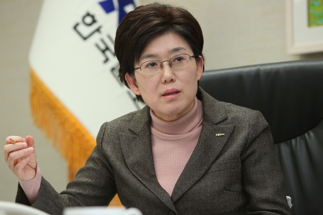 최연혜(공기업인/전대학총장/한국철도공사사장)
최연혜 한국철도공사(코레일) 사장이 22일 7박 8일 일정으로 평양을 방문한다. 최 사장의 방북은 2010년 5.24 조치 이후 북한이 방문을 허가한 첫 사례다. 또 2007년 2차 남북정상회담 후 평양을 찾은 최초의 고위급 공직인사라고 코레일 측은 21일 밝혔다.