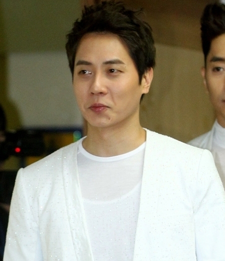 앤디(이선호/가수/신화)
Andy, a member of K-pop band Shinhwa who has been lying low after having been caught gambling illegally late last year, will attend a fan meeting in China next month, his agency said Monday.