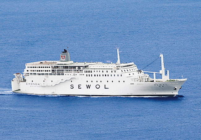 Financial Supervisory Service data showed Monday that Chonghaejin Marine, the operator of the capsized Sewol, had garnered shipping authorities’ approval in extending the lifespan of the ferry by seven years.