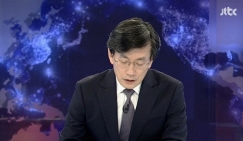 손석희(언론인방송/앵커/JTBC보도담당사장)
세월호 침몰 사고 엿새째, 대한민국을 둘러싼 비통한 공기는 여전하다. TV를 타고 생방송으로 흐르는 뉴스특보는 국민들의 가슴을 쉴새없이 짓누르고 있다. 메인뉴스의 앵커도, 시사 프로그램의 진행자도 애통한 마음을 감추지 못하기는 한가지였다.