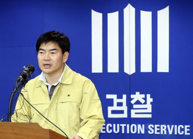 Senior prosecutor Chung Soon-shin announces the launch of the probe into Chonghaejin Marine Co., the operator of the ill-fated ferry Sewol on Sunday.  (Yonhap)