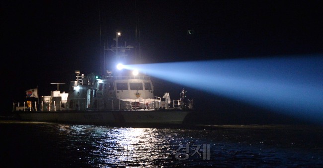 세월함 침몰 엿새째인 21일 사고 해역의 날씨와 조류가 크게 호전된데다 야간에도 필사적인 실종자 수색작업이 계속되면서 3·4층 격실에서 민·관·군이  밤 10시 기준 하룻동안 가장 많은 28구의 시신을 수습되었다. 팽목항으로 들어오는 해경선.<br />진도=이상섭 기자. babtong@heraldcorp.com 2014.04.21
세월함 침몰 엿새째인 21일 사고 해역의 날씨와 조류가 크게 호전된데다 야간에도 필사적인 실종자 수색작업이 계속되면서 3·4층 격실에서 민·관·군이  밤 10시 기준 하룻동안 가장 많은 28구의 시신을 수습되었다. 팽목항으로 들어오는 해경선.
진도=이상섭 기자. babtong@heraldcorp.com 2014.04.21