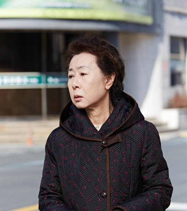 윤여정(탤런트/영화배우)
아이들은 어른들을 믿을 수 없다. 어른들이 만들어놓은 허술한 시스템에 어른들의 양심부족까지 더해진 재난 사고가 반복되고 있어 기성세대의 한 사람으로서 아이들을 볼 낯이 없다.