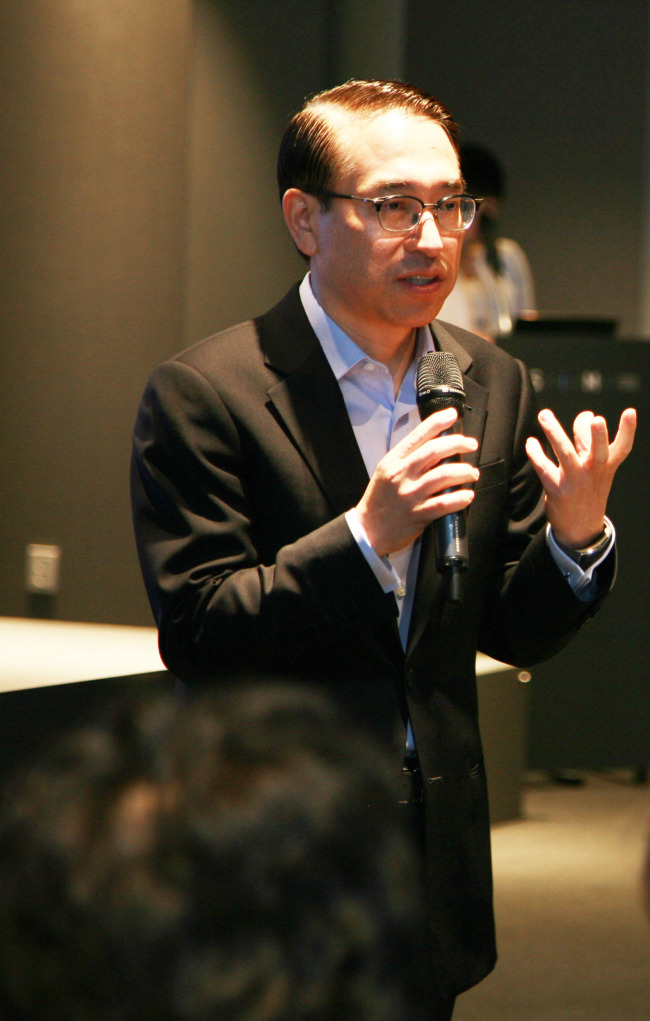 홍원표(기업인/삼성전자미디어솔루션센터장사장)
삼성전자가 사물인터넷(IoT) 기반 홈 솔루션 서비스인 ‘삼성 스마트홈’ 확산을 위해 스마트폰은 물론 각종 가전제품에 인텔 등과 공동 개발한 운영체제(OS)인 타이젠을 적극 활용하겠다는 방침을 밝혔다.