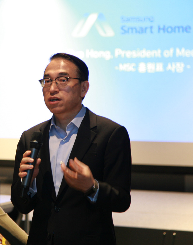 홍원표(기업인/삼성전자미디어솔루션센터장사장)
삼성전자가 사물인터넷(IoT) 기반 홈 솔루션 서비스인 ‘삼성 스마트홈’ 확산을 위해 스마트폰은 물론 각종 가전제품에 인텔 등과 공동 개발한 운영체제(OS)인 타이젠을 적극 활용하겠다는 방침을 밝혔다.