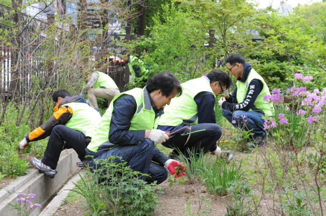 새마을금고중앙회 직원들이 지역사회 문화재 보호 활동을 위한 봉사활동에 나섰다.
새마을금고중앙회 직원 및 가족 70여명은 지난 4월 19일 토요일 서울시 강남구에 위치한 사적 119호 선·정릉에서 잡초와 쓰레기를 제거하는 환경정화활동을 실시했다.
선ㆍ정릉 관리사무소 담당자는 “매 해 이맘때 일손이 부족하여 어려움을 겪고 있는데 큰 도움이 됐다.”며 감사의 뜻을 전했다.