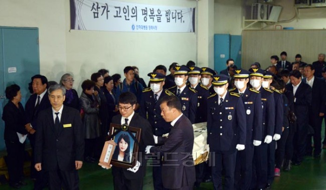 침몰하는 세월호에서 학생들을 먼저 구하고 숨진 박지영씨의 영결식이 22일 오전 인하대병원 장례식장에서 열려 고인이 운구되고 있다.