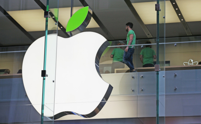 Employees wear green shirts near Apple’s logo displayed with a green leaf at the Apple Store timed to coincide with Tuesday’s annual celebration of Earth Day in Sydney on Tuesday.   AP-Yonhap