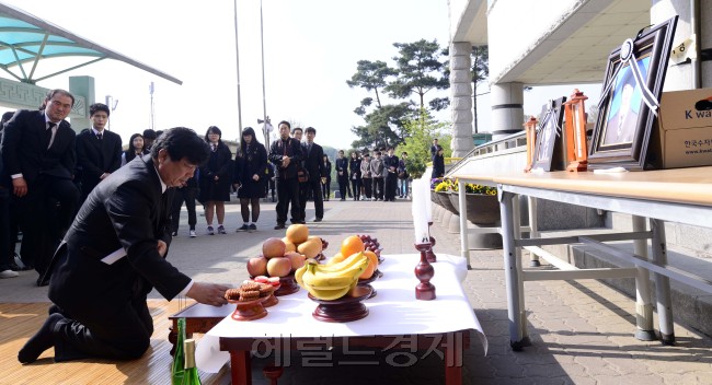 진도 세월호 침몰사건으로 사망한 단원고 학생의 노제가 22일 경기도 안산 단원고 교정에서 치뤄지고 있다. 안산=박해묵 기자/mook@heraldcorp.com
진도 세월호 침몰사건으로 사망한 단원고 학생의 노제가 22일 경기도 안산 단원고 교정에서 치뤄지고 있다. 안산=박해묵 기자/mook@heraldcorp.com
얼마나 돌아오고 싶었을까…