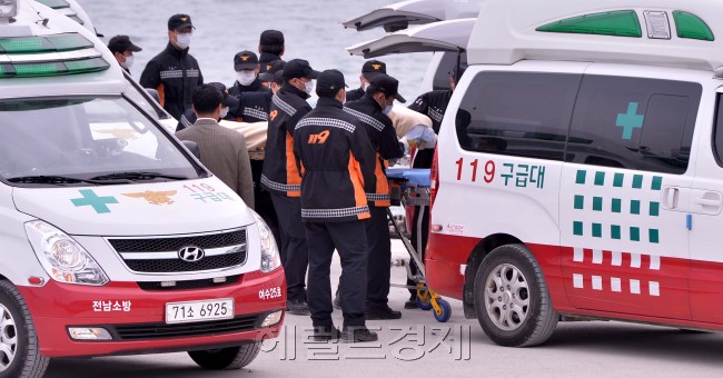 세월함 침몰 일주일째인 22일 오전 전남 진도군 팽목항에 수습된 실종자 시신이 운구되고 있다.<br />진도=이상섭 기자. babtong@heraldcorp.com
세월함 침몰 일주일째인 22일 오전 전남 진도군 팽목항에 수습된 실종자 시신이 운구되고 있다.
진도=이상섭 기자. babtong@heraldcorp.com