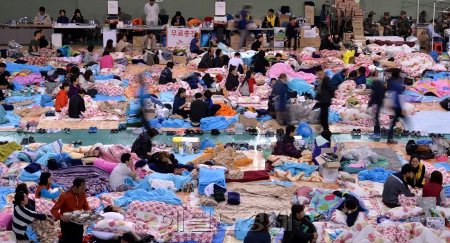 세월함 침몰 일주일째인 22일 오전 전남 진도군 진도실내체육관에 계속되는 실종자시신 수습으로 분주하기만 하다.<br />진도=이상섭 기자. babtong@heraldcorp.com
세월함 침몰 일주일째인 22일 오전 전남 진도군 진도실내체육관에 계속되는 실종자시신 수습으로 분주하기만 하다.
진도=이상섭 기자. babtong@heraldcorp.com
세월함 침몰 일주일째인 22일 오전 전남 진도군 진도실내체육관에 계속되는 실종자시신 수습으로 분주하기만 하다.
진도=이상섭 기자. babtong@heraldcorp.com