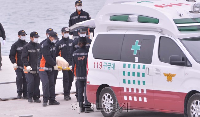 세월함 침몰 일주일째인 22일 오전 전남 진도군 팽목항에 수습된 실종자 시신이 운구되고 있다.<br />진도=이상섭 기자. babtong@heraldcorp.com
세월함 침몰 일주일째인 22일 오전 전남 진도군 팽목항에 수습된 실종자 시신이 운구되고 있다.
진도=이상섭 기자. babtong@heraldcorp.com
세월함 침몰 일주일째인 22일 오전 전남 진도군 팽목항에 수습된 실종자 시신이 운구되고 있다.
진도=이상섭 기자. babtong@heraldcorp.com