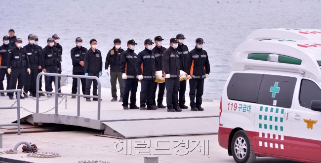 세월함 침몰 일주일째인 22일 오전 전남 진도군 팽목항에 수습된 실종자 시신이 운구되고 있다.<br />진도=이상섭 기자. babtong@heraldcorp.com
세월함 침몰 일주일째인 22일 오전 전남 진도군 팽목항에 수습된 실종자 시신이 운구되고 있다.
진도=이상섭 기자. babtong@heraldcorp.com
세월함 침몰 일주일째인 22일 오전 전남 진도군 팽목항에 수습된 실종자 시신이 운구되고 있다.
진도=이상섭 기자. babtong@heraldcorp.com