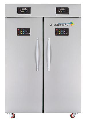 귀뚜라미(대표 이종기)는 보일러와 냉동공조기술을 접목한 ‘농산물 건조기’ 신제품 2종<사진>을 22일 출시했다.
2014년형 농산물 건조기는 동급사양 제품에 비해 동시에 많은 양의 농산물을 건조할 수 있어 전력사용을 최소화한다고 회사 측은 밝혔다.