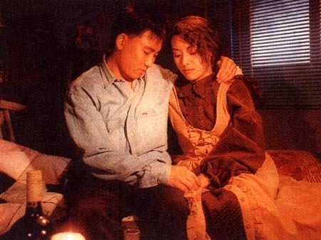 26살의 이승철과 29살의 신인감독 박찬욱이 만난 영화 ‘달은 해가 꾸는 꿈’(1992)이 온라인에서 개봉한다. 박찬욱 감독의 데뷔작인 ‘달은 해가 꾸는 꿈’의 디지털 리마스터링 버전이 오는 24일부터 IPTV, 디지털케이블, 온라인, 모바일 VOD 서비스를 통해 팬들을 만난다.
영화 ‘달은...해가 꾸는 꿈’은 보스의 여자를 사랑한 조직원의 복수와 배신, 그리고 뜨거운 사랑을 그린 느와르영화다. 당대를 풍미했던 홍콩느와르와 할리우드 B무비의 영향이 짙은 작품으로, 극장 개봉 당시 흥행에는 실패했지만 청년감독 박찬욱의 패기와 가능성을 보여줬던 영화로 꼽힌다.