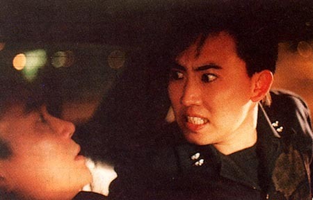 26살의 이승철과 29살의 신인감독 박찬욱이 만난 영화 ‘달은 해가 꾸는 꿈’(1992)이 온라인에서 개봉한다. 박찬욱 감독의 데뷔작인 ‘달은 해가 꾸는 꿈’의 디지털 리마스터링 버전이 오는 24일부터 IPTV, 디지털케이블, 온라인, 모바일 VOD 서비스를 통해 팬들을 만난다.
영화 ‘달은...해가 꾸는 꿈’은 보스의 여자를 사랑한 조직원의 복수와 배신, 그리고 뜨거운 사랑을 그린 느와르영화다. 당대를 풍미했던 홍콩느와르와 할리우드 B무비의 영향이 짙은 작품으로, 극장 개봉 당시 흥행에는 실패했지만 청년감독 박찬욱의 패기와 가능성을 보여줬던 영화로 꼽힌다.