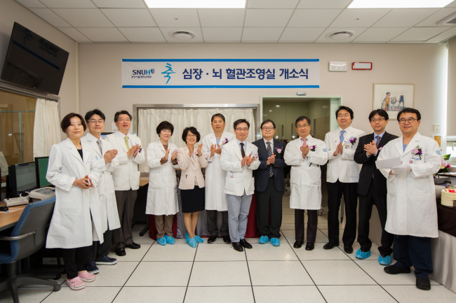 기자분당서울대학교병원(원장 이철희)이 심장혈관과 뇌혈관, 대동맥에서 말초신경에 이르는 대부분의 혈관관계 조영술을 동시에 시행할 수 있는 통합혈관조영실을 지난 21일 오픈하고 본격 운영에 들어갔다고 밝혔다.
심장혈관질환과 뇌혈관질환은 동일한 환자에게 발생할 가능성이 있고, 치료 방법이 유사함에도 불구하고 현재까지 이를 통합적으로 진료하는 병원은 없었다.