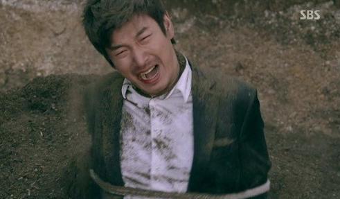 조승우(영화배우/뮤지컬배우)
SBS ‘신의 선물’이 15회에서 의문의 상당 부분이 풀렸다. 그동안 수많은 인물들이 나왔다 사라지고, 복선과 단서 등으로 이어지는 작은 반전들이 너무 많아 반전에 관심을 놓아버리려고 하니, 수정이의 살해범을 완전히 밝혀주었다. 살해범은 대통령의 아들 김준서(양주호)였다.