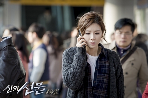 이보영(탤런트/영화배우)
SBS ‘신의 선물’이 15회에서 의문의 상당 부분이 풀렸다. 그동안 수많은 인물들이 나왔다 사라지고, 복선과 단서 등으로 이어지는 작은 반전들이 너무 많아 반전에 관심을 놓아버리려고 하니, 수정이의 살해범을 완전히 밝혀주었다. 살해범은 대통령의 아들 김준서(양주호)였다.