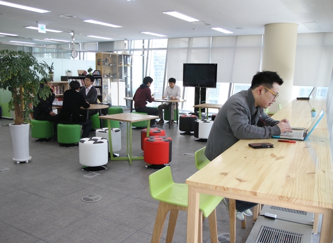 People work at the Seoul Global Center’s new Biz Lounge.    Seoul Global Center