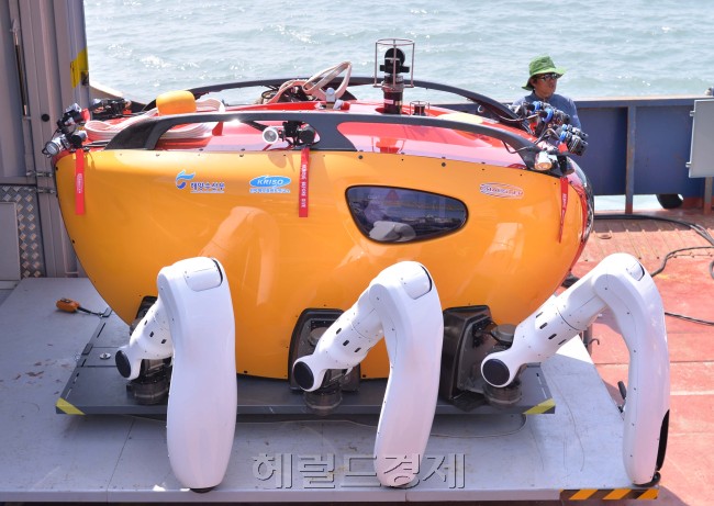 대전 선박해양플랜트연구소 해양공학 수조에서 실내 잠수테스트 중인 크랩스터가 22일 전남 진도군 세월호 침몰 현장에 투입을 위해 진도 팽목항에 대기를 하고 있다. 2012년 7월 한국해양과학기술원 에서 국내 5개의 대학과 개발한 크랩스터 CR200은 6개의 다리를 가진 다관절 해저로봇이며 조류가 강한 곳에서 제대로 활동하지 못하는 프로펠러 방식 탐사장비의 대안으로 개발됐다. 길이 2.42m, 폭 2.45m, 높이 2m에 무게 600kg의 크랩스터는 유속에 휩쓸릴 우려도 없다.