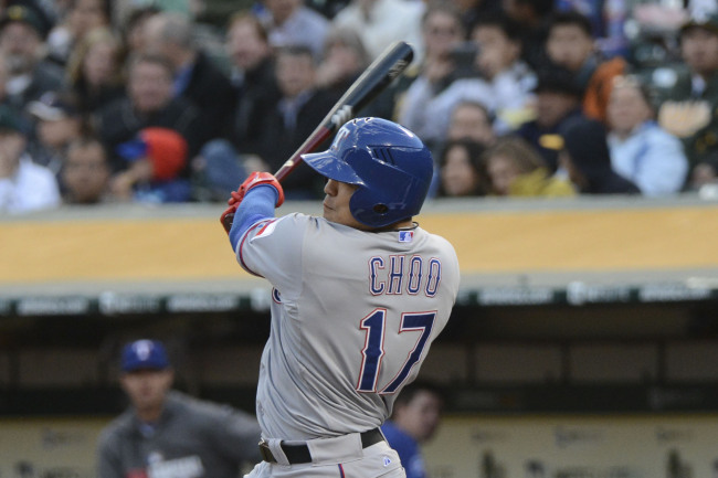 추신수(야구선수/신시내티레즈외야수)
Donnie Murphy lined a go-ahead single up the middle with one out in the eighth inning, and the Texas Rangers rallied from an early three-run deficit to beat the Oakland Athletics 4-3 on Monday night.
Texas Rangers left fielder Choo Shin-soo hits a solo home run on Monday.    USA TODAY-Yonhap
