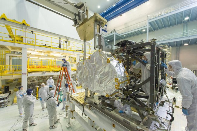 epa04151211 A handout image dated 25 March 2014 and provided by NASA 02 April 2014 showing the James Webb Space Telescope's Near Infrared Spectrograph (NIRSpec) being installed into the instrument module. The James Webb Space Telescope is a large space telescope, optimized for infrared wavelengths. It is scheduled for launch later in this decade. Webb will find the first galaxies that formed in the early universe, connecting the Big Bang to our own Milky Way galaxy. Webb will peer through dusty clouds to see stars forming planetary systems, connecting the Milky Way to our own solar system. Webb's instruments will be designed to work primarily in the infrared range of the electromagnetic spectrum, with some capability in the visible range. EPA/NASA / CHRIS GUNN / HANDOUT HANDOUT EDITORIAL USE ONLY
A handout image dated March 25 shows the James Webb Space Telescope’s Near Infrared Spectrograph being installed into the instrument module. Webb, optimized for infrared wavelengths, will find the first galaxies that formed in the early universe, connecting the Big Bang to the Milky Way galaxy.   EPA-Yonhap