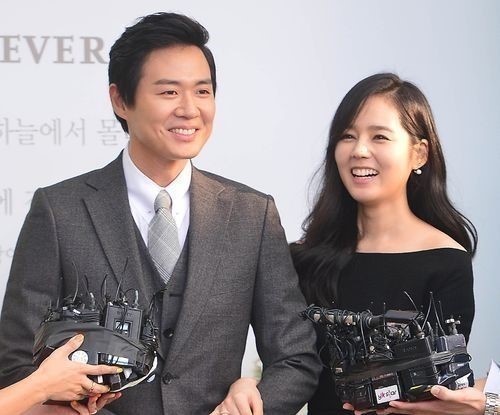 연정훈(좌부터/탤런트/영화배우/시케인레이싱팀),한가인(김현주/탤런트/영화배우)
Actress Han Ga-in, 32, and her husband, actor Yeon Jung-hoon, 36, are expecting their first child after 9 years of marriage.