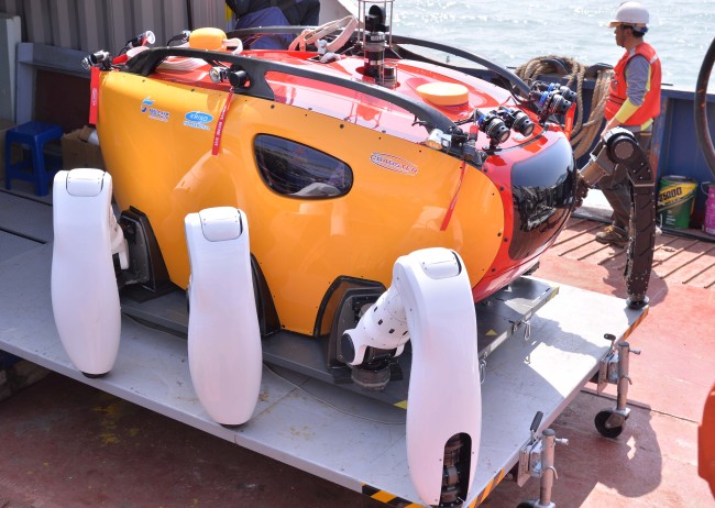 Rescue workers prepare a multi-legged Crabster CR200 seabed robot (Lee Sang-sub/The Korea Herald)