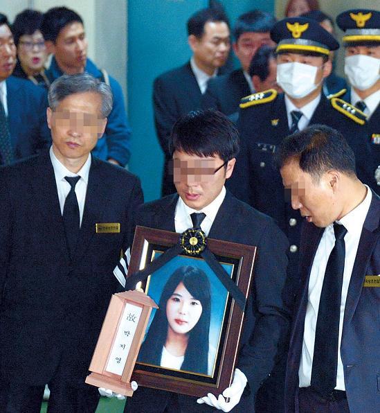 The funeral service of Park Ji-young, a Sewol crew member who died trying to save passengers aboard the Sewol, is held at a hospital in Incheon on Tuesday. (Kim Myung-sub/The Korea Herald)