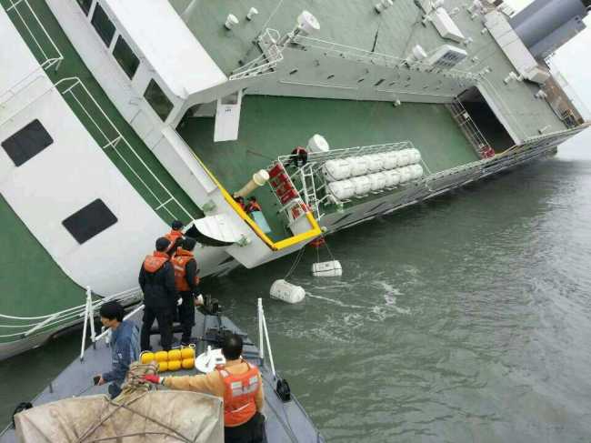 세월호 침몰 사고를 수사중인 검ㆍ경 합동수사본부가 구명벌 안전점검 업체를 압수수색하고 조사를 진행함에 따라 당시 세월호에 실려 있던 구명벌에 문제가 있었던 것 아니냐는 의문이 확대되고 있다.
실제로 지난 16일 침몰사고 당시 세월호에서 내려진 구명벌(구명뗏목)은 겨우 2개에 불과했으며, 이 마저도 선원들이 아닌 해양경찰이 내린 것으로 확인됐다.
