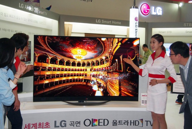 LG Electronics introduces the 77-inch ultra HD curved OLED TV with high resolution and cinematic quality at a digital TV show on Jejudo Island.   Yonhap