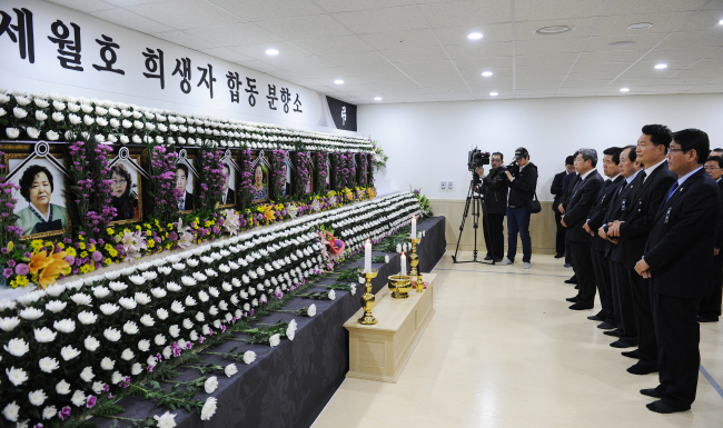 (지난 22일 송영길 인천시장을 비롯한 시 산하 간부 등은 국제성모병원에 마련된 합동분향소를 방문, 희생자들 영정 앞에서 조문을 하고 있다.)
인천시가 세월호 침몰 사고의 인천시민 희생자들과 유가족들을 위해 지역 내 합동분향소를 설치해 운영한다.
시는 인천시 서구 국제성모병원에 합동분향소를 마련하고 지난 22일부터 조문할 수 있다고 23일 밝혔다.
이번 합동분향소는 유족들의 요청으로 시에서 설치했고, 유족대표가 원하는 시기까지 운영될 예정이다.