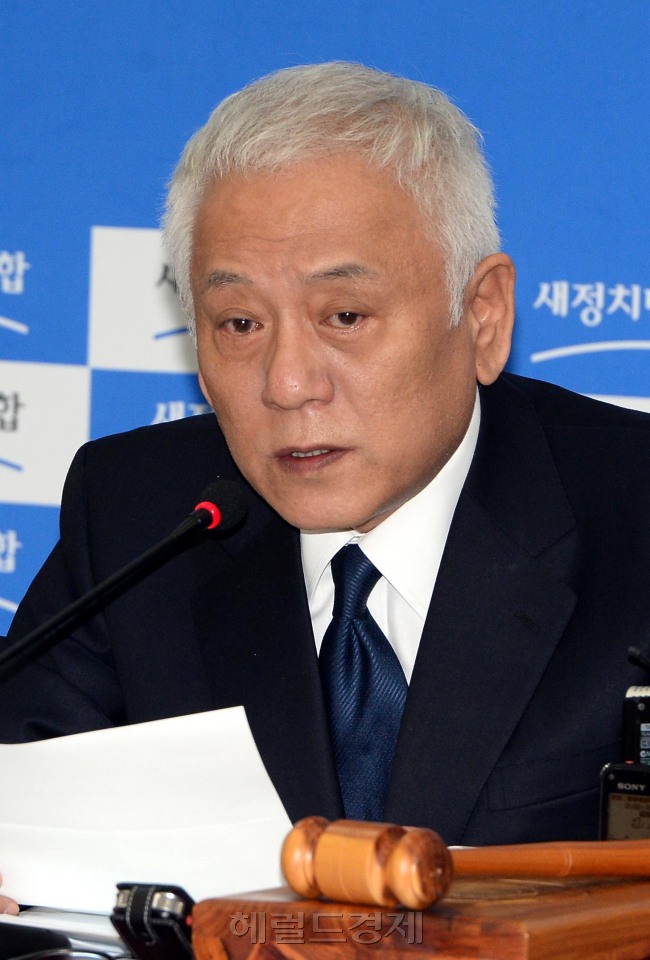 김한길  새정치민주연합 공동대표가 23일 오전 서울 여의도 국회에서 열린 최고위원 및 여객선침몰사고 대책위원장단 연석회의에 참석해 모두발언을 하고있다.이길동기자.gdlee@heraldcorp.com
김한길  새정치민주연합 공동대표가 23일 오전 서울 여의도 국회에서 열린 최고위원 및 여객선침몰사고 대책위원장단 연석회의에 참석해 모두발언을 하고있다.이길동기자.gdlee@heraldcorp.com