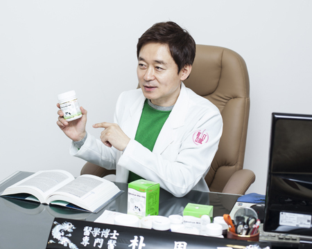 박용우(의사/교수/리셋의원비만클리닉대표원장/성균관대학교외래교수)
감기나 독감 바이러스 질환에 탁월한 효능을 보이는 것으로 알려진 초유 제품에 대한 관심이 뜨겁다. 특히 면역력이 약한 어린이들의 경우 초유 제품의 섭취로 면역력 강화가 가능하기 때문에 많은 소비자가 아이들 면역력 강화식품으로 초유를 선택하고 있다.
