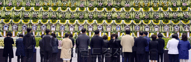 23일 오전 안산시 단원구 고잔동 안산올림픽기념관 실내체육관에 마련된 ‘세월호 참사 희생자 임시분향소’에는 이른 아침부터 단원고 희생자 유가족, 학생, 교사, 인근 주민들이 찾아와 고인들의 넋을 위로하고 있다. ./ 안훈 기자 rosedale@ 2014.04.23