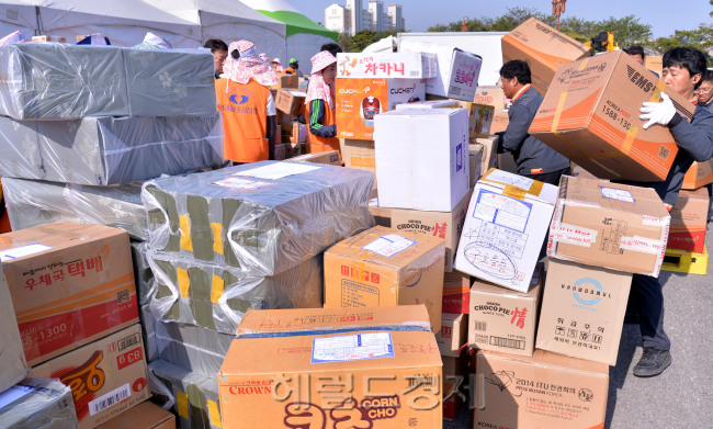 여객선 세월호가 침몰한 지 8일째인 23일 오전 전남 진도군 진도향토문화회관에 각지에서 보낸 많은 구호물자가 도착하여 자원봉사자들이 구호물자를 정리하고 있다.